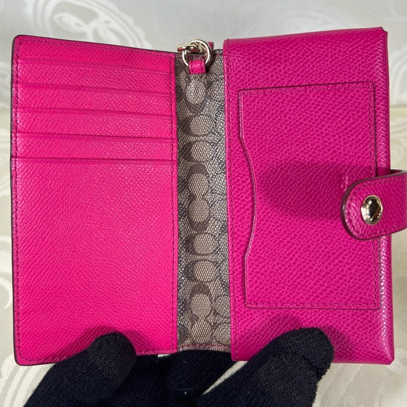 Coach wristlet in Guc - Picture 4 of 5